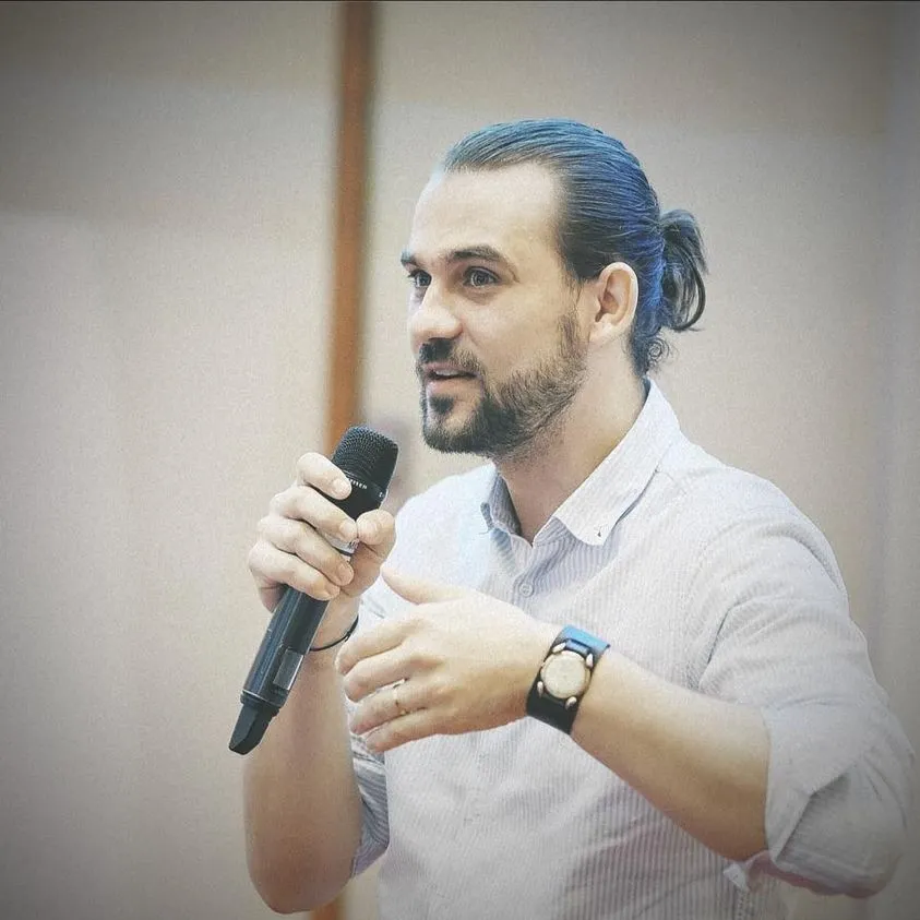 Alex Bordei, co-founder of igodemy, speaking at an AI training session.
